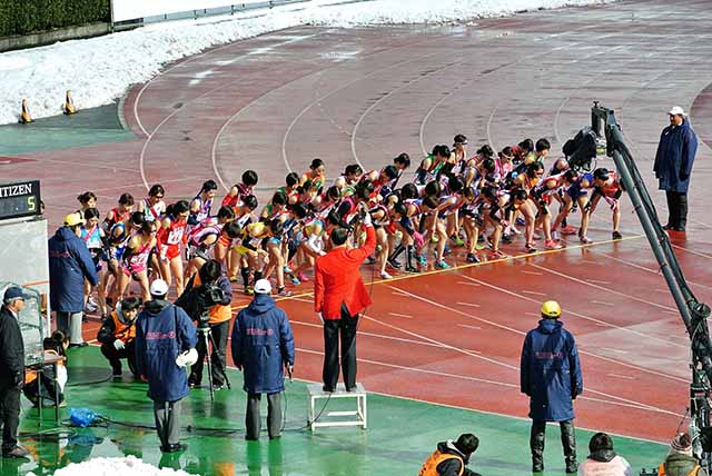 女子駅伝のスタート